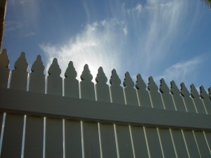Sunlight_over_picket_fence